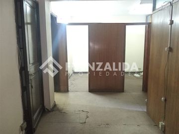Venta oficina en Santiago, 4 privados, Metro Moneda