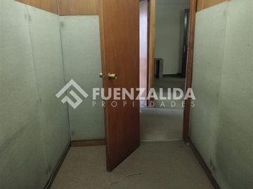 Venta oficina en Santiago, 4 privados, Metro Moneda