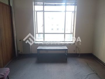 Venta oficina en Santiago, 4 privados, Metro Moneda