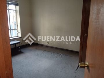 Venta oficina en Santiago, 4 privados, Metro Moneda