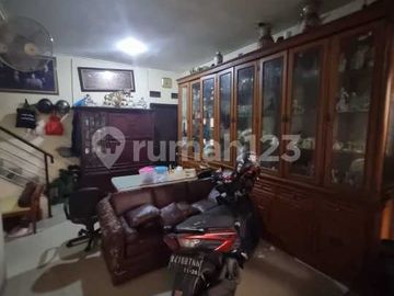 Rumah Luas & Strategis di Kukusan Depok Akses Mudah ke Tol
