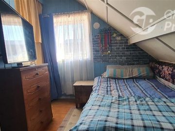 A PASOS DE LA UFRO, VENDO AMPLIA CASA 4D. 2B, 1E.TECHADO