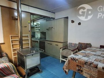 A PASOS DE LA UFRO, VENDO AMPLIA CASA 4D. 2B, 1E.TECHADO