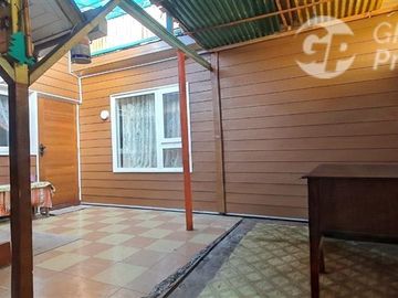 A PASOS DE LA UFRO, VENDO AMPLIA CASA 4D. 2B, 1E.TECHADO