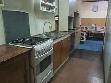 A PASOS DE LA UFRO, VENDO AMPLIA CASA 4D. 2B, 1E.TECHADO