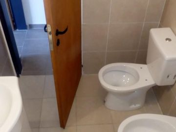 VENTA DE AMPLIO DEPARTAMENTO DE 2 AMBIENTES A ESTRENAR CON COCHERA - APTO A CREDITO