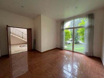 VENTA DE CASA EN MEDIO DEL BOSQUE CON CASA CLUB