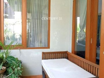 Rumah Cantik Hoek 15 Lantai Terawat Kucica Sektor 9 7293