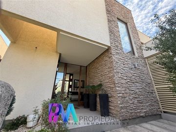 Casa en venta de 4 dorm. en Lo Barnechea