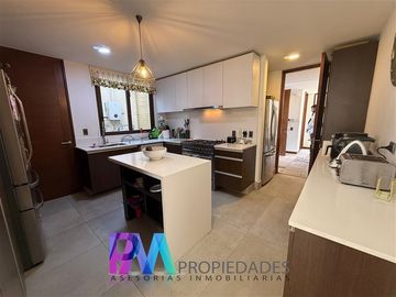 Casa en venta de 4 dorm. en Lo Barnechea