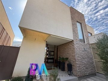 Casa en venta de 4 dorm. en Lo Barnechea