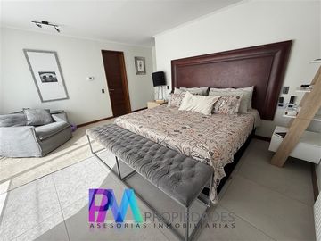 Casa en venta de 4 dorm. en Lo Barnechea