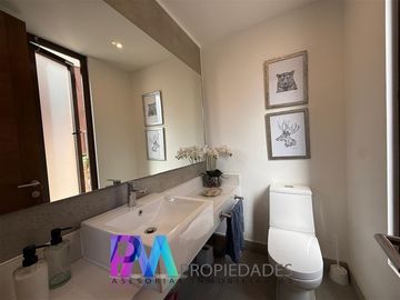 Casa en venta de 4 dorm. en Lo Barnechea