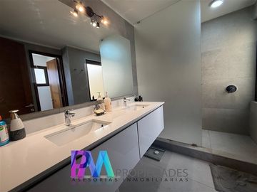 Casa en venta de 4 dorm. en Lo Barnechea