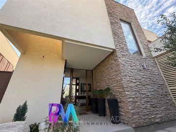 Casa en venta de 4 dorm. en Lo Barnechea