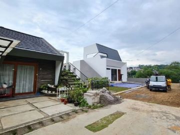 RUMAH 3 LANTAI DI CIGADUNG DAGO BANDUNG