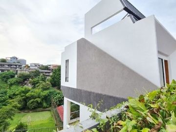 RUMAH 3 LANTAI DI CIGADUNG DAGO BANDUNG