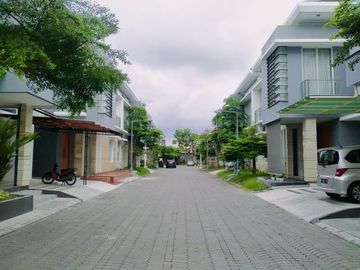 SUPER MEWAH, RUMAH SIAP HUNI DI PUSAT KOTA TEPI JALAN