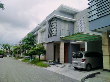 SUPER MEWAH, RUMAH SIAP HUNI DI PUSAT KOTA TEPI JALAN