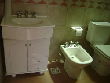 VENTA hermoso PH. 2 amb. a RE-ESTRENAR, con Patio y Lavadero. WILDE CENTRO.
