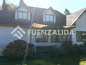 Amplia casa con jardín y seguridad en Los Angeles