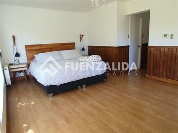 Amplia casa con jardín y seguridad en Los Angeles
