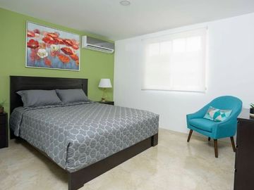 Venta de Casa en Urb. Casa Laguna, cerca del Riocentro El Dorado, Vía a Samborondon.