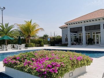 Venta de Casa en Urb. Casa Laguna, cerca del Riocentro El Dorado, Vía a Samborondon.