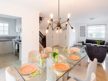 Venta de Casa en Urb. Casa Laguna, cerca del Riocentro El Dorado, Vía a Samborondon.