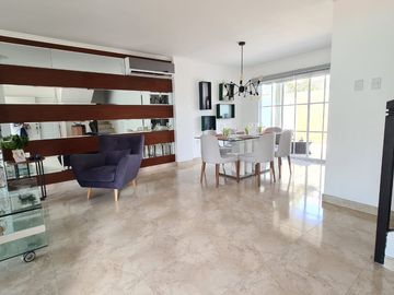 Venta de Casa en Urb. Casa Laguna, cerca del Riocentro El Dorado, Vía a Samborondon.