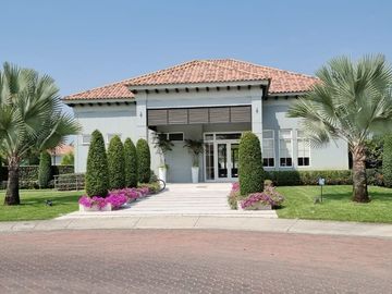 Venta de Casa en Urb. Casa Laguna, cerca del Riocentro El Dorado, Vía a Samborondon.