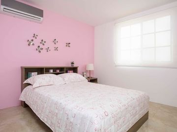 Venta de Casa en Urb. Casa Laguna, cerca del Riocentro El Dorado, Vía a Samborondon.