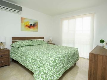 Venta de Casa en Urb. Casa Laguna, cerca del Riocentro El Dorado, Vía a Samborondon.