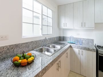 Venta de Casa en Urb. Casa Laguna, cerca del Riocentro El Dorado, Vía a Samborondon.