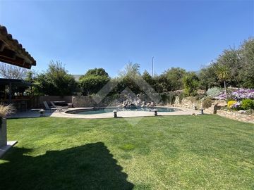 Estupenda Casa en venta de 4 dorm. en Piedra Roja, Colina