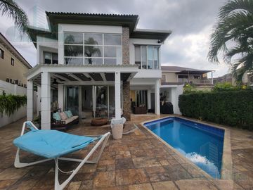 VENTA DE  CASA VIA SAMBORONDÓN FRENTE  AL LAGO