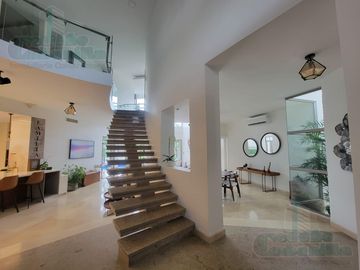 VENTA DE  CASA VIA SAMBORONDÓN FRENTE  AL LAGO