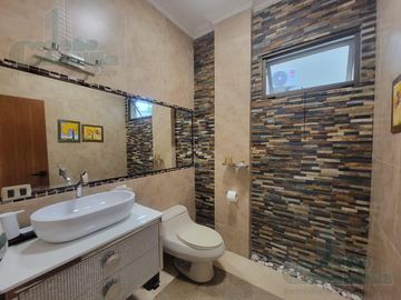VENTA DE  CASA VIA SAMBORONDÓN FRENTE  AL LAGO