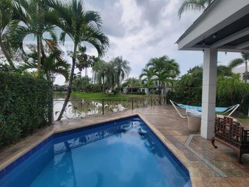 VENTA DE  CASA VIA SAMBORONDÓN FRENTE  AL LAGO