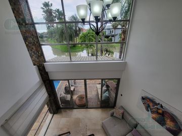 VENTA DE  CASA VIA SAMBORONDÓN FRENTE  AL LAGO