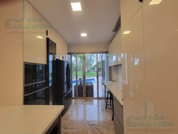 VENTA DE  CASA VIA SAMBORONDÓN FRENTE  AL LAGO