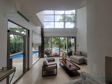 VENTA DE  CASA VIA SAMBORONDÓN FRENTE  AL LAGO