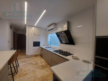 VENTA DE  CASA VIA SAMBORONDÓN FRENTE  AL LAGO