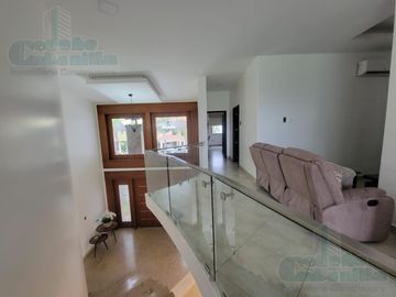 VENTA DE  CASA VIA SAMBORONDÓN FRENTE  AL LAGO