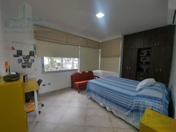 VENTA DE  CASA VIA SAMBORONDÓN FRENTE  AL LAGO