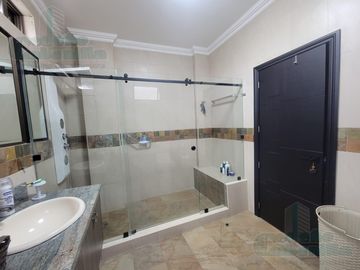 VENTA DE  CASA VIA SAMBORONDÓN FRENTE  AL LAGO