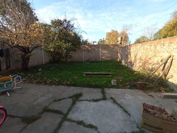 Vende Casa en Claypole a mts de 2 de Abril