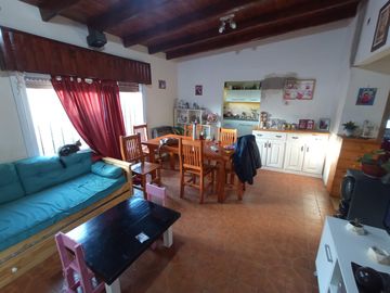 Vende Casa en Claypole a mts de 2 de Abril