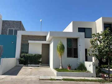Casa en Venta en Fracc. Colinas del Real, Villa de Álvarez, Colima.