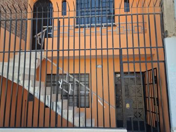 🏡 ¡Descubre tu nuevo hogar en La Victoria, Chiclayo!

🔑 Esta encantadora casa urbana de 2 pisos espera por ti para llenarla de vida y nuevos recuerd